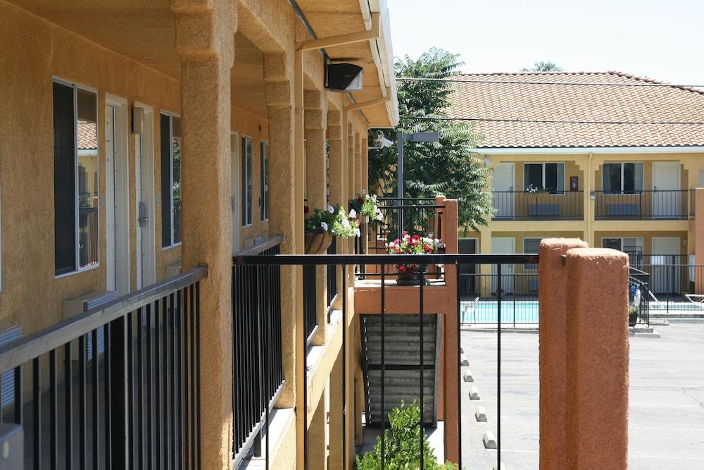Hotel Econo & - Wine Country Area Lodi