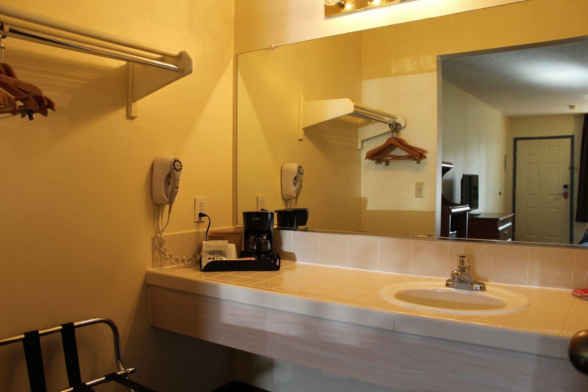 Hotel Econo & - Wine Country Area